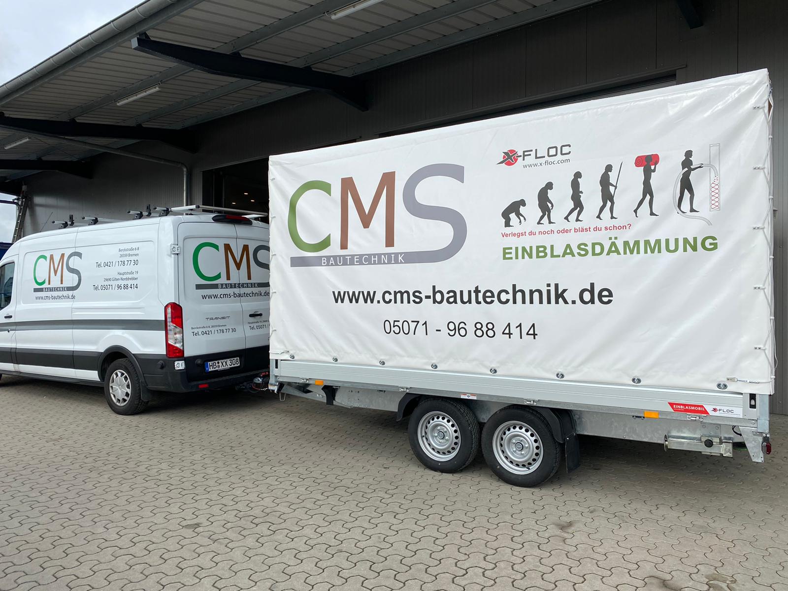 Der X-Floc Anhänger hinter einem Firmenwagen der CMS Bautechnik GmbH.